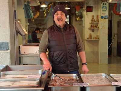 Il 64enne Peppino Antonacci, proprietario della "Pescheria del popolo" in viale Japigia: lui attira i clienti cantando a squarciagola canzoni di successo, rivisitate in chiave ittica